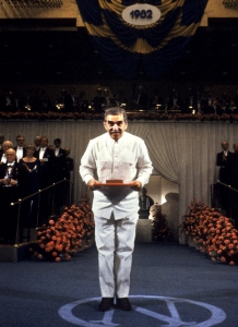 Gabo recibiendo el premio nobel de literatura 1982